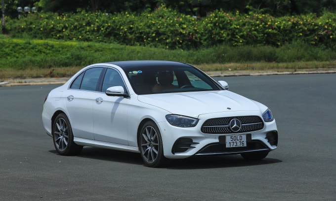 Mẫu E300 AMG lăn bánh ở Hà Nội. Ảnh: Lương Dũng