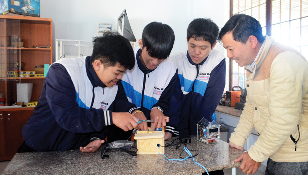 Thầy Trần Quang Vĩnh Chánh hướng dẫn học sinh làm sản phẩm nghiên cứu khoa học