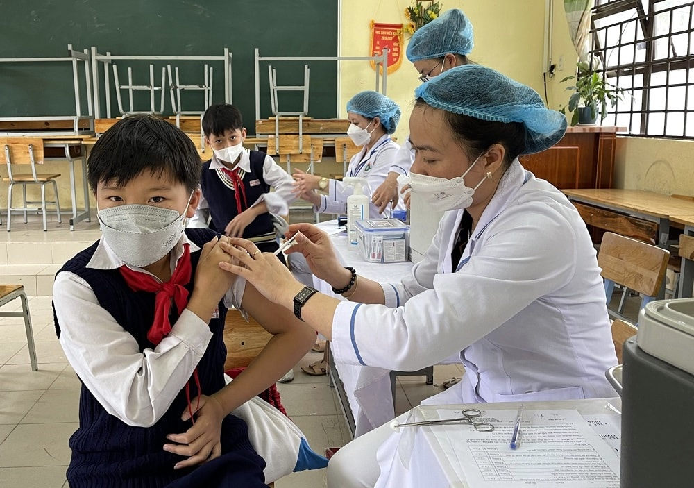 Đẩy nhanh tiến độ tiêm vắc xin cho trẻ từ 5 đến dưới 18 tuổ, bảo đảm tiến độ tiêm vắc xin phòng Covid-19