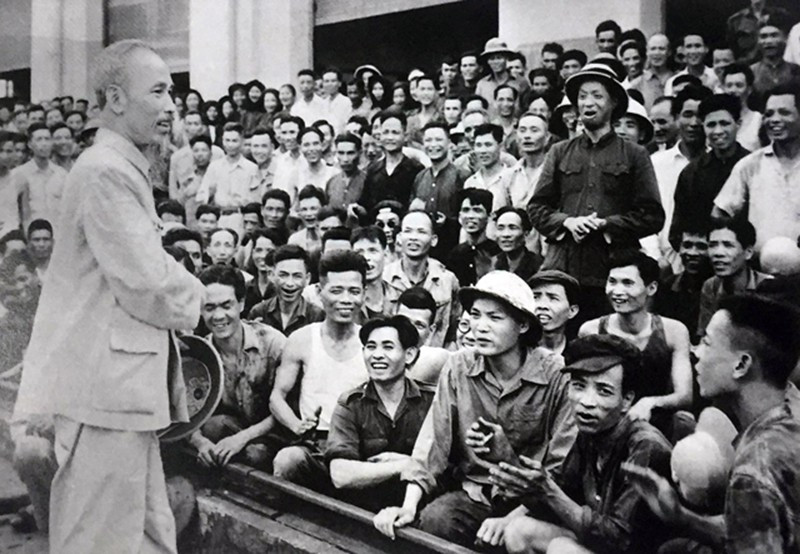 Bác Hồ gặp gỡ công nhân Nhà máy Xe lửa Gia Lâm, Hà Nội năm 1955. (Ảnh tư liệu)