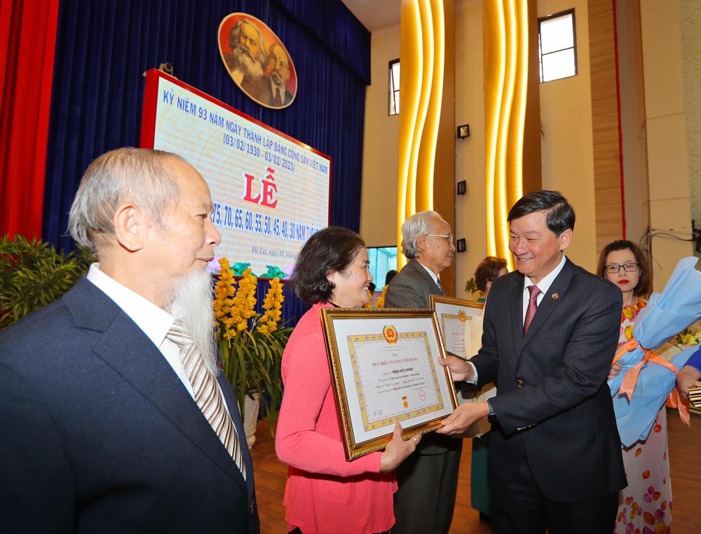 Bí thư Tỉnh ủy Trần Đức Quận trao Huy hiệu 55 năm tuổi Đảng cho các đảng viên nhân kỷ niệm 93 năm Ngày thành lập Đảng Cộng sản Việt Nam (3/2/1930 – 3/2/2023)