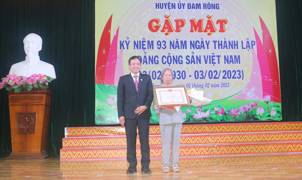 Đồng chí Nguyễn Văn Lộc – Bí thư Huyện ủy Đam Rông trao tặng Huy hiệu Đảng cho các đảng viên
