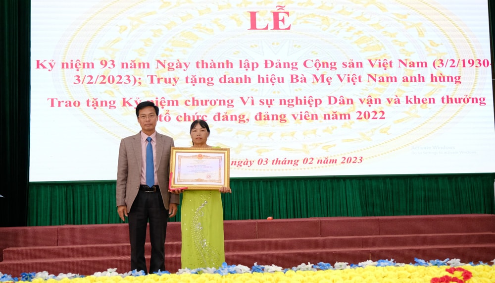 Đồng chí Đinh Văn Tuấn - Bí thư Huyện ủy Di Linh trao quyết định của Chủ tịch nước truy tặng danh hiệu Bà Mẹ Việt Nam anh hùng cho thân nhân của Mẹ Việt Nam anh hùng Nguyễn Thị Được