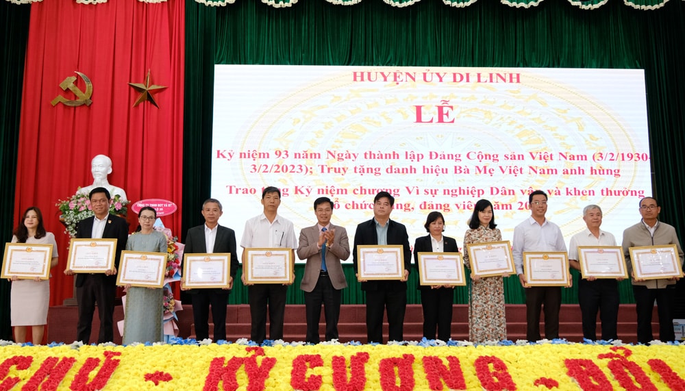 Đồng chí Đinh Văn Tuấn trao giấy khen cho các tổ chức Đảng hoàn thành xuất sắc nhiệm vụ năm 2022
