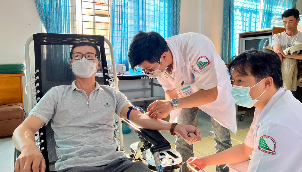 Các tình nguyện viên tham gia hiến máu