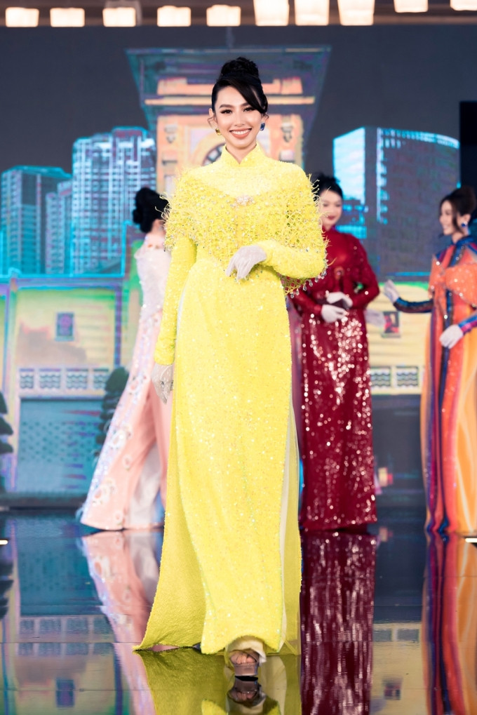 Hoa hậu Thùy Tiên diện áo dài thuộc bộ sưu tập Sài Gòn và em của nhà thiết kế Bảo Bảo với phom dáng truyền thống. Cô trang điểm, làm tóc phong cách quý cô, catwalk phong cách nhẹ nhàng.