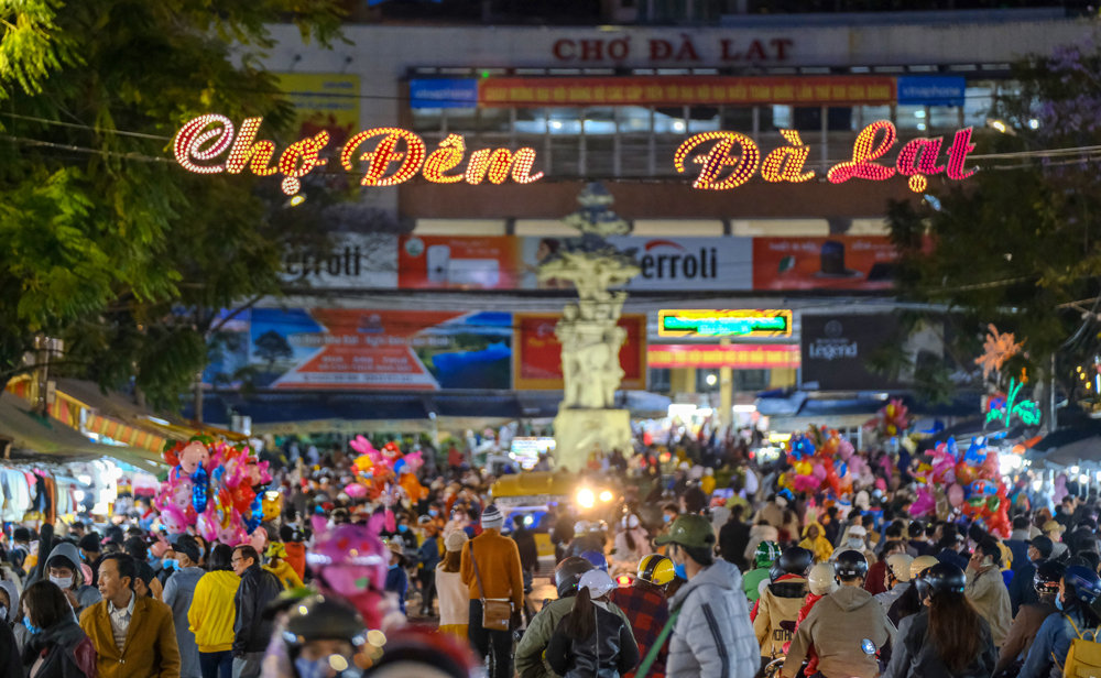 Khu vực chợ đêm Đà Lạt đông đảo du khách tham quan, vui chơi, ăn uống