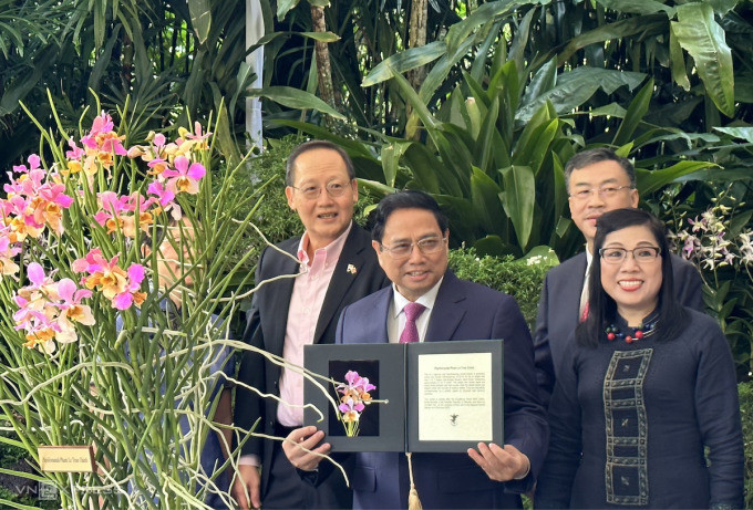 Thủ tướng và phu nhân với lời giới thiệu về loài hoa lan mới của Singapore mang tên mình, ngày 9/2. Ảnh: Anh Minh