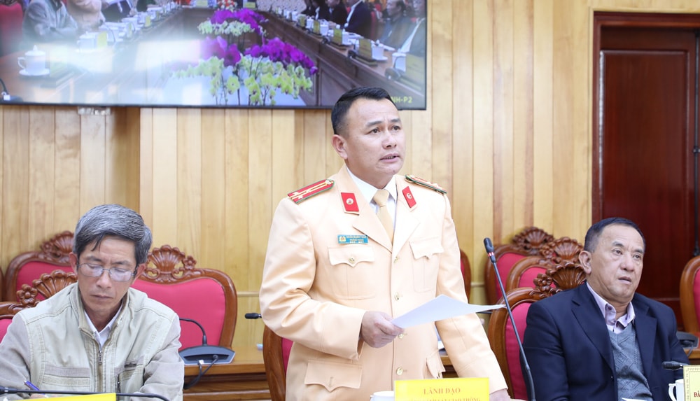 Lãnh đạo Phòng CSGT trình bày ý kiến về vấn đề tuần tra, kiểm soát ATGT trên tuyến quốc lộ và kiến nghị các giải pháp thực hiện trong năm 2023