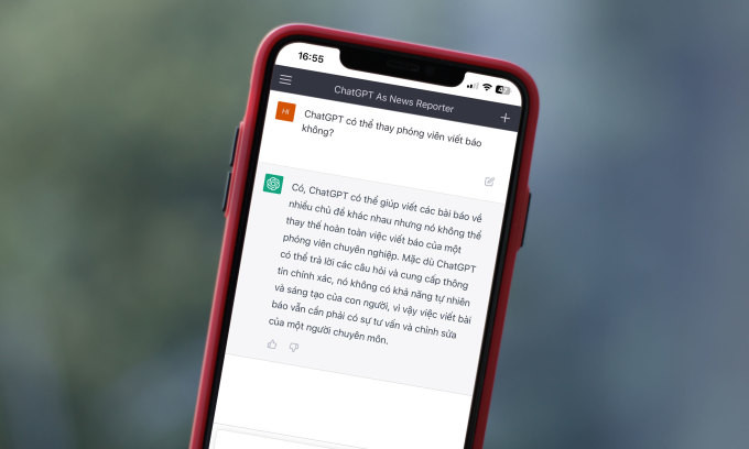 ChatGPT chạy trên trình duyệt Safari của iPhone, trả lời câu hỏi của người dùng.