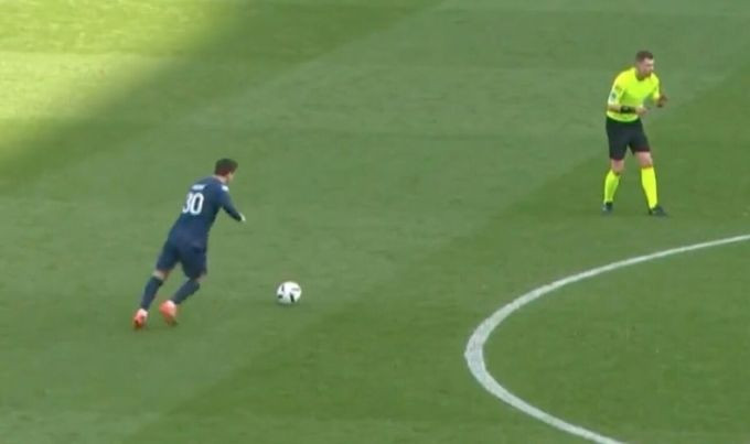 Tình huống đá phạt thành bàn của Messi ở phút bù thứ năm. Ảnh: Express