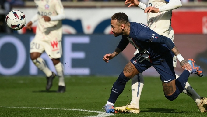 Tình huống khiến Neymar dính chấn thương gập cổ chân. Anh trước đó chơi nổi bật ở hiệp một. Ảnh: Reuters