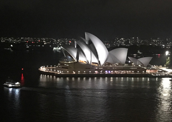 Nhà hát Opera House vào buổi tối nhìn từ cầu cảng Sydney. Ảnh: Anh Duy.