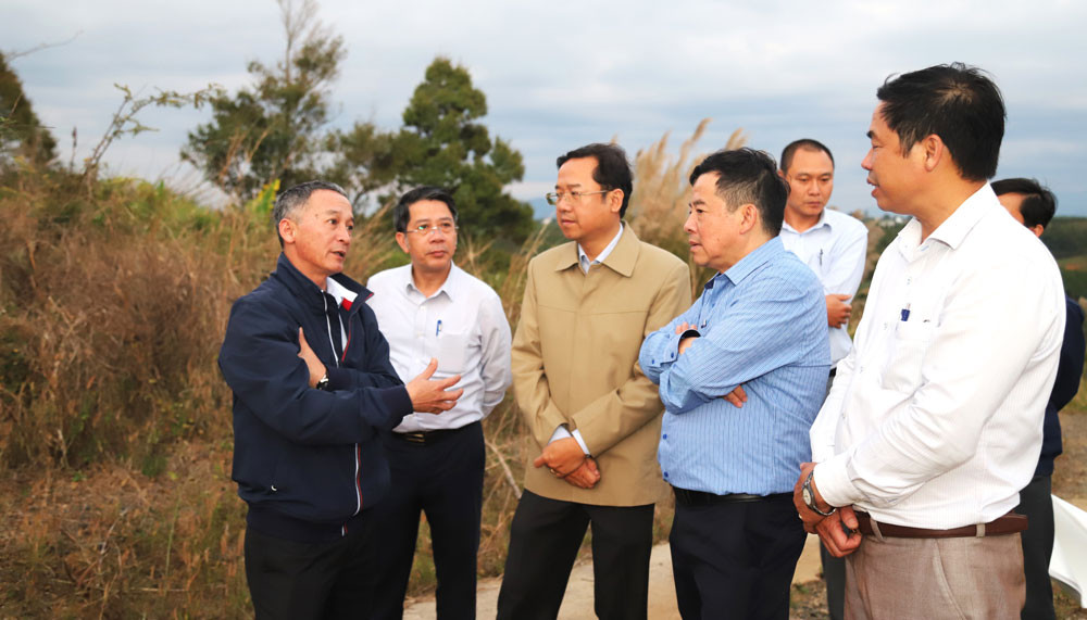 Đồng chí Trần Văn Hiệp kiểm tra khu vực quy hoạch xây dựng khu nhà ở xã hội cho người lao động trên địa bàn TP Bảo Lộc và có những chỉ đạo sâu sát