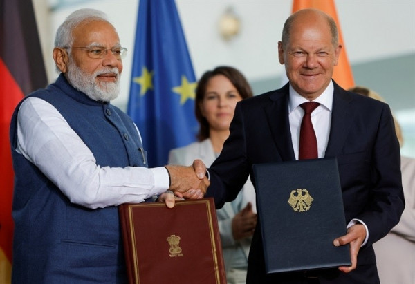 Thủ tướng Đức Olaf Scholz và người đồng cấp Ấn Độ Narendra Modi ký ý định thư về quan hệ đối tác vì phát triển xanh và bền vững, tháng 5/2022. (Nguồn: DW)