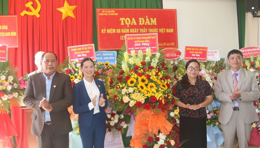 Các đồng chí lãnh đạo huyện tặng hoa chúc mừng ngành Y tế huyện