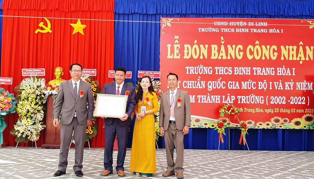 Ông Vũ Đức Nhuần - Phó Chủ tịch UBDN huyện Di Linh trao bằng công nhận trường đạt chuẩn quốc gia mức độ 1 cho nhà trường