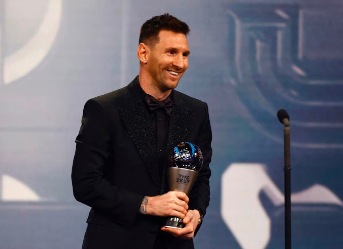 Messi nhận giải The Best, trong lễ trao của FIFA ở Paris, Pháp tối 27/2. Ảnh: Reuters