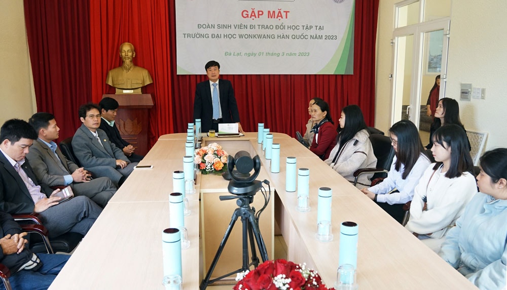 Hiệu trưởng Đại học Đà Lạt Lê Minh Chiến phát biểu chúc mừng và căn dặn các sinh viên trước khi đi du học