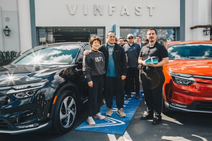 Đại diện VinFast Mỹ (bên phải) bàn giao xe cho người dùng. Ảnh: VinFast.