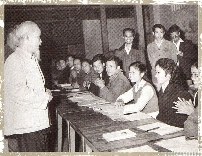 Chủ tịch Hồ Chí Minh thăm lớp học bổ túc văn hóa và kỹ thuật buổi tối của công nhân Nhà máy Ô tô 1/5, lá cờ đầu của phong trào bổ túc văn hóa ngành công nghiệp Hà Nội vào ngày 19/12/1963. Ảnh tư liệu lịch sử