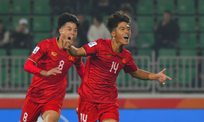 Văn Trường (trái) và Quốc Việt (phải) ghi bàn cho Việt Nam trong trận thắng Qatar 2-1 ở lượt hai bảng B U20 châu Á tại Uzbekistan tối 4/3/2023. Ảnh: AFC
