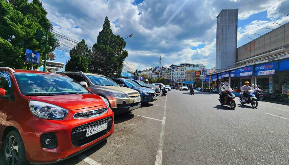 Một điểm giữ xe ô tô tại trung tâm Hoà Bình (Phường 1)