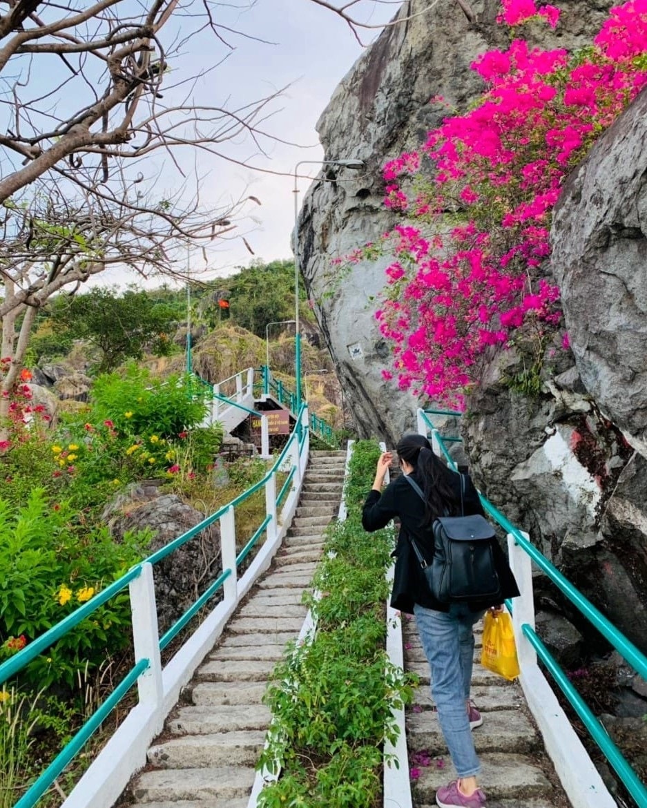 Tháng ba, rực sáng đồi thiêng 