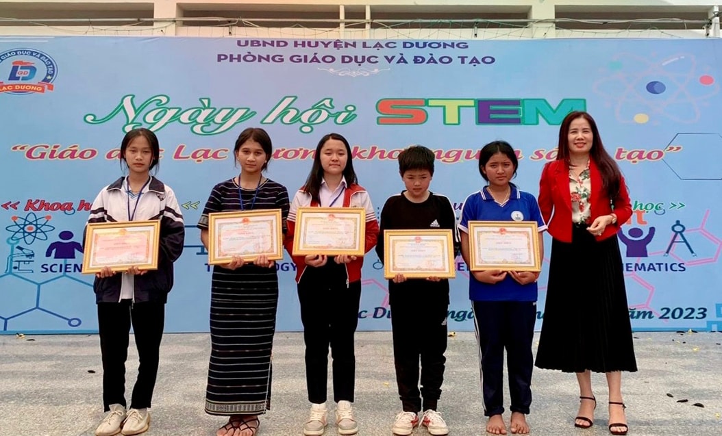 Tặng giấy khen cho các đơn vị có sản phẩm STEM đoạt giải