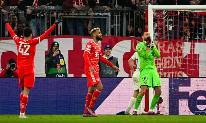 Choupo Moting (giữa) mừng bàn mở tỷ số ở lượt về vòng 1/8 Champions League trước PSG trên sân Allianz Arena tại Munich, Đức tối 8/3/2023. Ảnh: Reuters