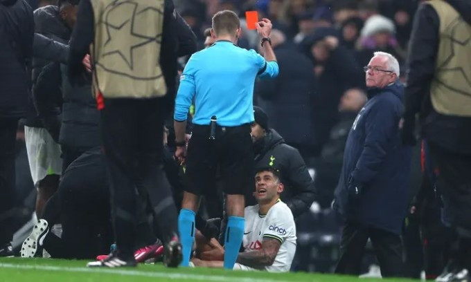 Romero nhận thẻ đỏ, khiến Tottenham không thể tăng sức ép cuối trận vì thiếu người. Ảnh: Shutterstock