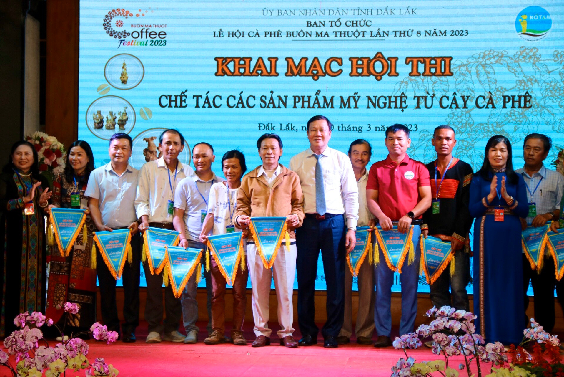 Ban tổ chức hội thi trao cờ lưu niệm cho các đơn vị dự thi. 