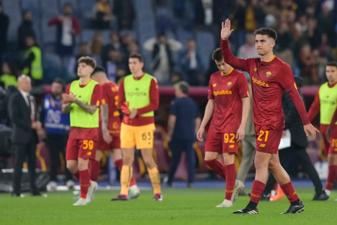 Dybala vẫy tay cảm ơn CĐV Roma sau trận thua Sassuolo ở vòng 26 Serie A trên sân Olimpico ngày 12/3. Ảnh: asroma.it