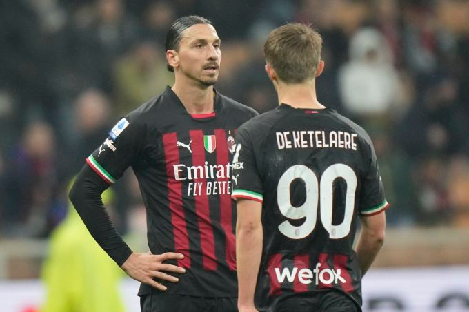 Ibrahimovic (trái) vào sân sau giờ nghỉ nhưng không thể ghi bàn cho Milan. Ảnh: AP