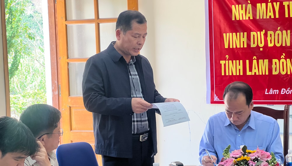 Đại diện công ty báo cáo với đoàn về quá trình xây dựng dự án thuỷ điện và kiến nghị những khó khăn