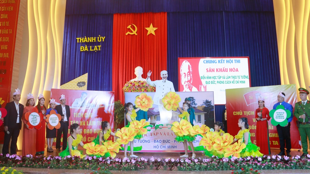 Thành ủy Đà Lạt tổ chức Hội thi sân khấu hóa điển hình học tập và làm theo tư tưởng, đạo đức Hồ Chí Minh nhân kỷ niệm 132 năm ngày sinh Chủ tịch Hồ Chí Minh và 111 năm Bác Hồ ra đi tìm đường cứu nước