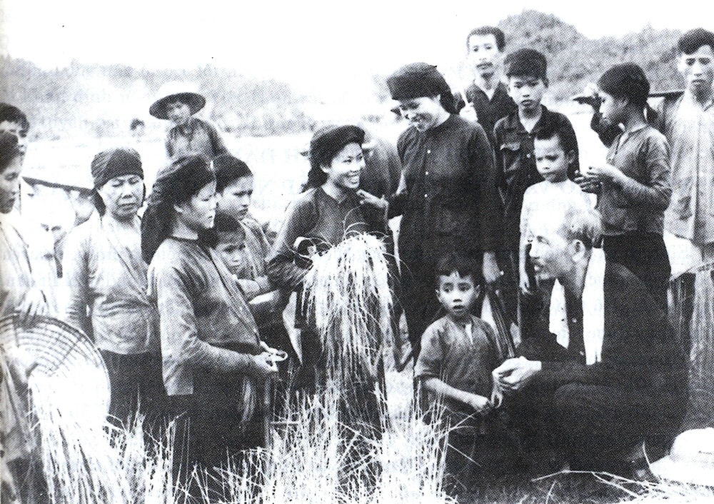Suốt đời Chủ tịch Hồ Chí Minh luôn thực hành nêu gương, làm gương và noi gương. Trong ảnh: Chủ tịch Hồ Chí Minh thăm đồng bào Hùng Sơn, xã Phục Linh, huyện Đại Từ, tỉnh Thái Nguyên (1954). Ảnh: Tư liệu