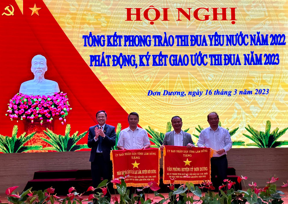 Trao cờ thi đua của UBND tỉnh cho các đơn vị
