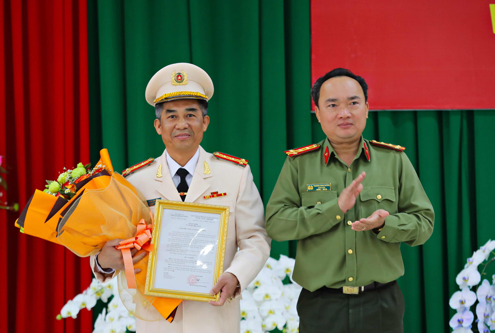 Đại tá Trương Minh Đương - Giám đốc Công an tỉnh Lâm Đồng trao Quyết định bổ nhiệm Đại tá Trần Vĩnh Phú giữ chức vụ Trưởng Công an TP Đà Lạt