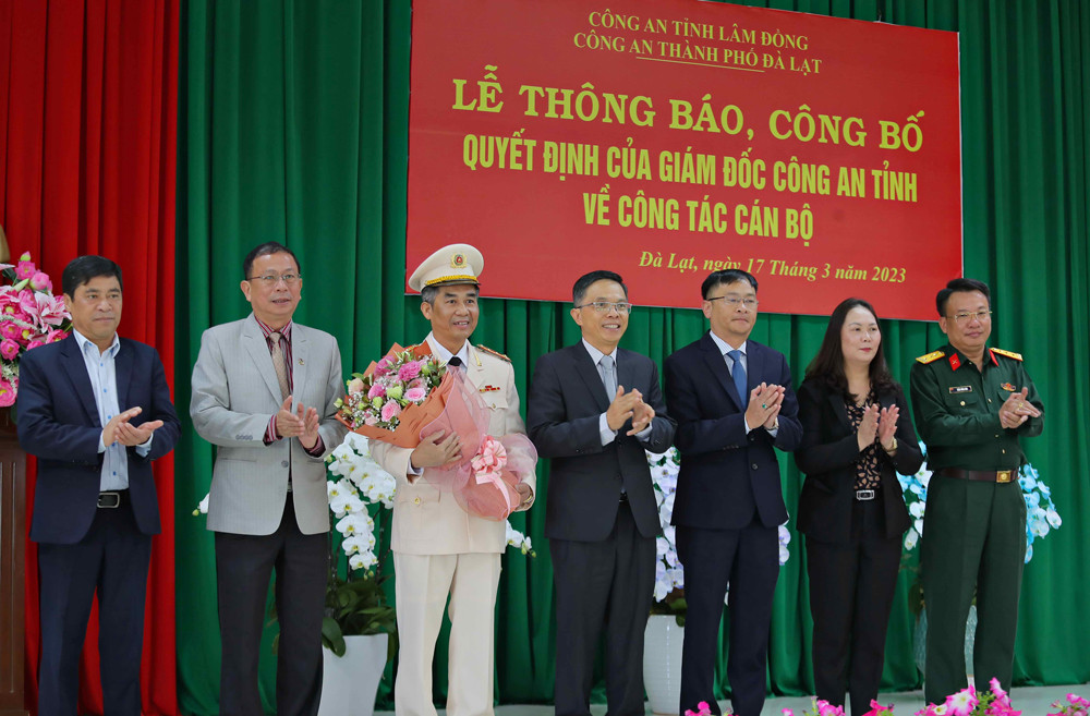 Lãnh đạo Thành ủy, UBND TP Đà Lạt tặng hoa chúc mừng Đại Tá Trần Vĩnh Phú- Trưởng Công an TP Đà Lạt