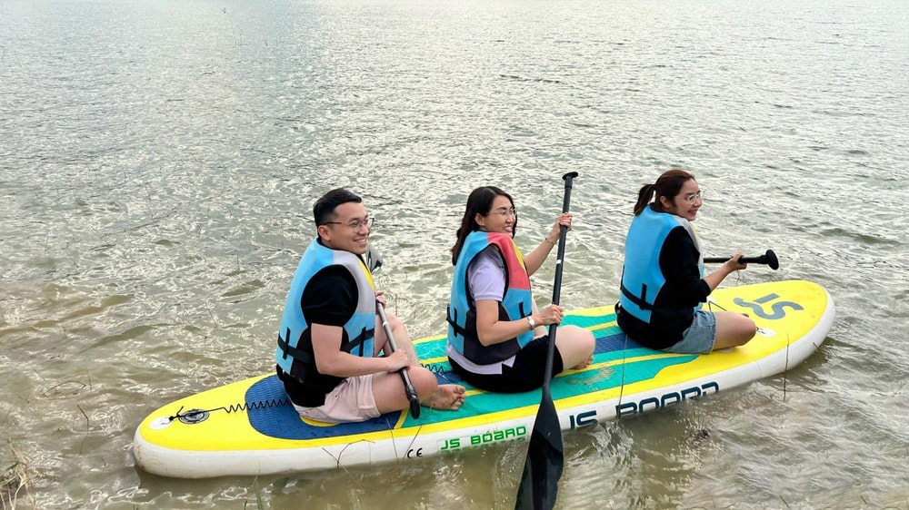 Khách du lịch chèo thuyền trên hồ Kala