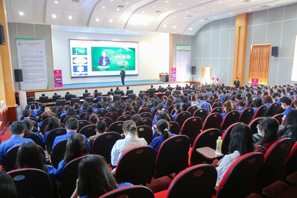Trưởng ban tổ chức Chương trình học bổng khởi nghiệp Lãnh đạo Hạnh phúc Nguyễn Công Thái chia sẻ chuyên đề kỹ năng giải quyết vấn đề làm việc nhóm