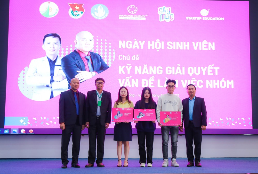 Đại diện thương hiệu Saymee trao học bổng khởi nghiệp Lãnh đạo Hạnh phúc trị giá 40 triệu đồng/suất cho 3 sinh viên xuất sắc của Trường Đại học Đà Lạt