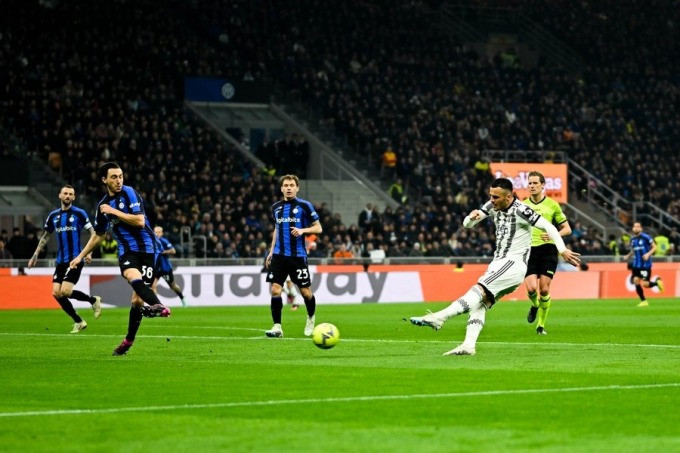 Pha phàm bàn của Kostic cho Juventus ở phút 23 trận đấu trên sân Meazza ngày 19/3. Ảnh: juventus.com