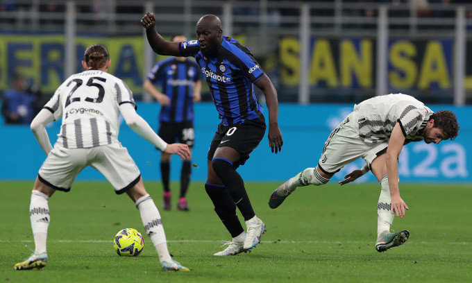 Lukaku (giữa) thắng pha tranh chấp với Locatelli (phải) trong hiệp một trận đấu trên sân Meazza ngày 19/3. Ảnh: inter.it 