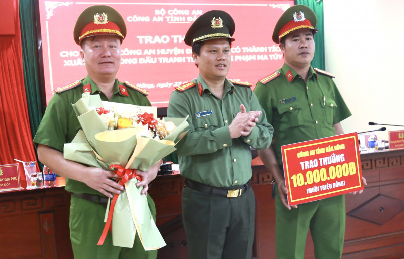 Khen thưởng Công an huyện Đắk Glong triệt phá vụ ma túy lớn -0