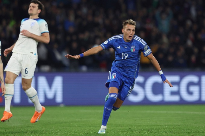 Retegui (số 19, xanh) ghi bàn trong trận ra mắt ĐT Italy. Ảnh: Sky.