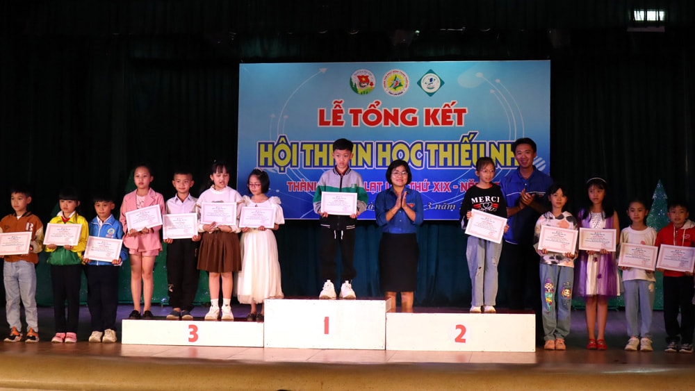 Trao giải cho các thí sinh Bảng A1 (lớp 2, 3)