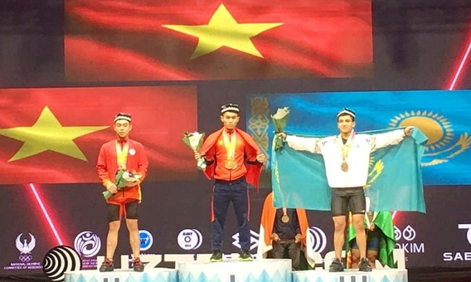 K Dương (giữa) với hat-trick HC vàng và kỷ lục trẻ thế giới tại giải châu Á tháng 7/2022 tại Tashkent, Uzbekistan. Ảnh: AWF