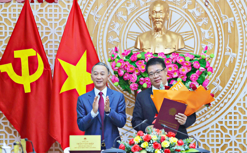 Chủ tịch UBND tỉnh Lâm Đồng Trần Văn Hiệp trao quyết định của Thủ tướng Chính phủ phê chuẩn kết quả bầu chức vụ Phó Chủ tịch UBND tỉnh Lâm Đồng nhiệm kỳ 2021-2026 đối với đồng chí Nguyễn Ngọc Phúc 